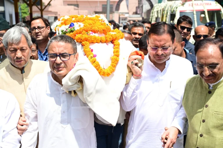 देहरादून: जनरल बीसी खंडूड़ी को CM धामी ने दी अंतिम विदाई, हरिद्वार में पुलिस सम्मान के साथ हुआ अंतिम संस्कार
