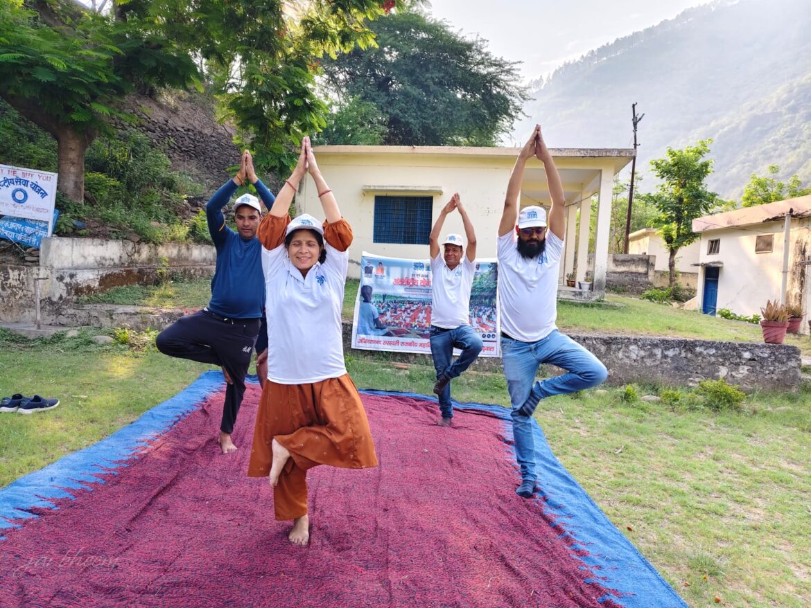 देवप्रयाग महाविद्यालय में धूमधाम से मनाया गया अंतरराष्ट्रीय योग दिवस, छात्रों ने किया योगाभ्यास