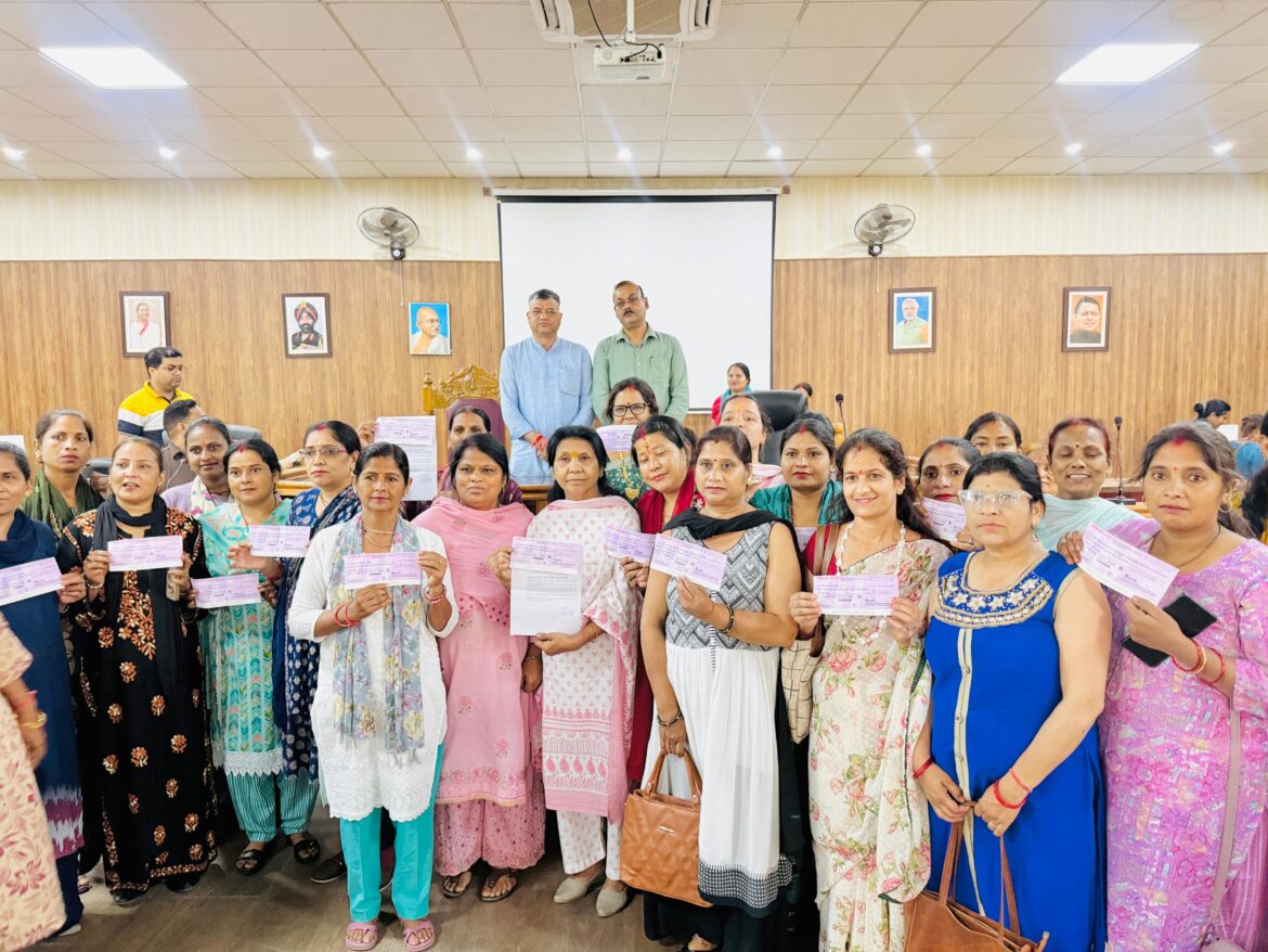 ‘लखपति दीदी’ अभियान को मिली नई उड़ान, देहरादून नगर निगम ने 47 स्वयं सहायता समूहों को बांटे चेक