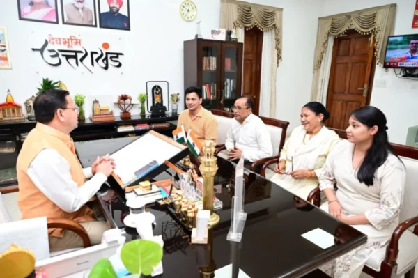 दिल्ली होटल अग्निकांड: शेफ केशव नेगी ने सीएम धामी से की मुलाकात, सहयोग के लिए जताया आभार