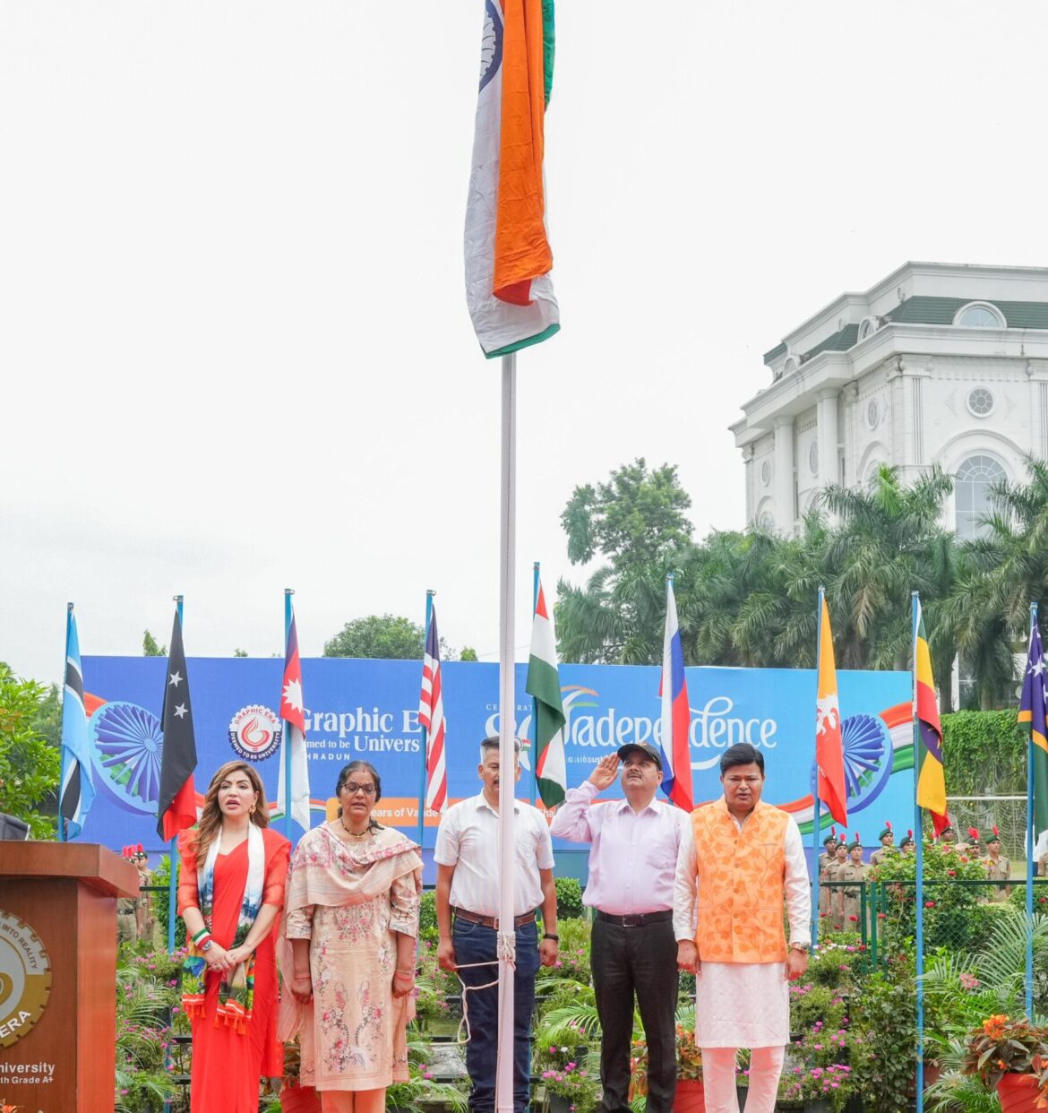 ग्राफिक एरा में शहीद के पिता ने फहराया तिरंगा