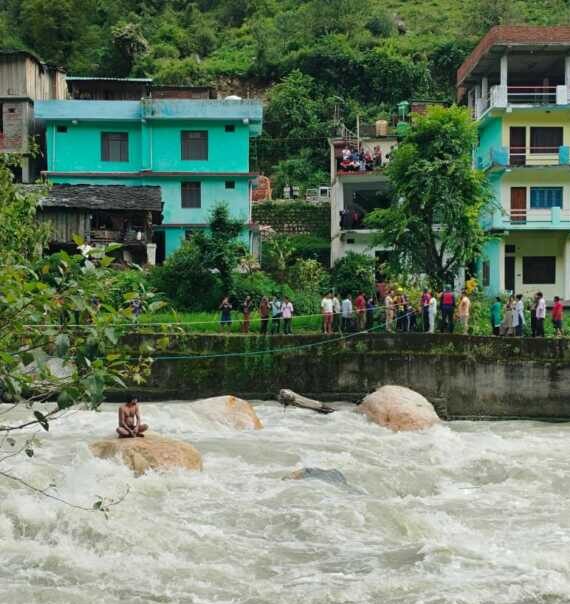 यमुनोत्री रोड पर बड़ा हादसा टला, यमुना के तेज बहाव में फंसे मजदूर को SDRF ने बचाया