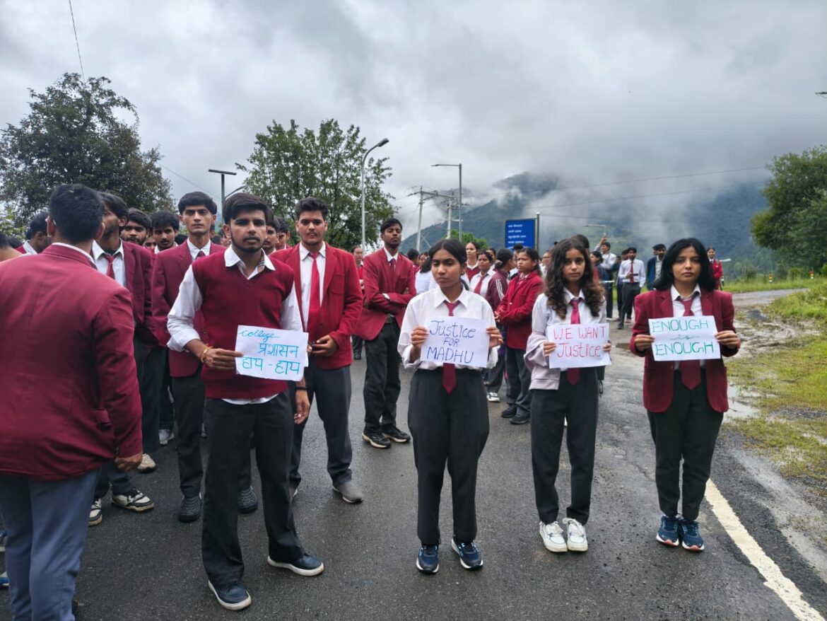 पौड़ी में छात्रा की मौत के बाद फूटा छात्रों का गुस्सा, मेडिकल और एंबुलेंस व्यवस्था पर उठे सवाल