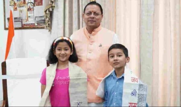 माउंट किलिमंजारो फतह करने वाले नन्हें पर्वतारोहियों से मिले CM धामी, रियांश और प्रिशा को दी बधाई