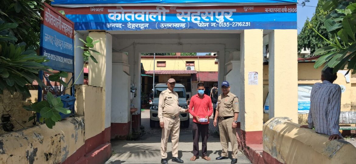 सहसपुर क्षेत्र में घर में हुई चोरी का 24 घंटे में खुलासा, आरोपी गिरफ्तार, चार लाख के आभूषण और तीन फोन बरामद