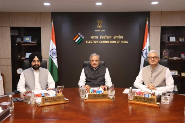 SIR पर चुनाव आयोग का नया निर्देश, ERO दफ्तर के बजाय घर से जुटाएंगे दस्तावेज