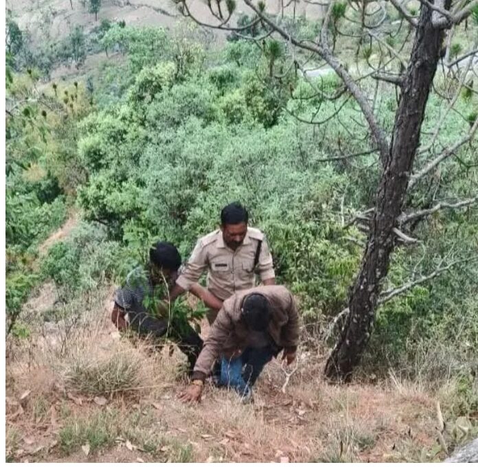 सेल्फी के चक्कर में गहरी खाई में गिरा युवक, पुलिस ने जान जोखिम में डाल बचाई जान