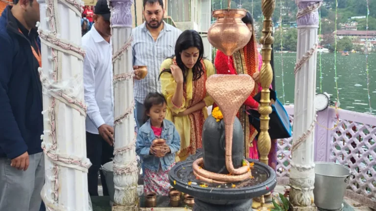 नैनीताल के नयना देवी मंदिर पहुंचीं जाह्नवी कपूर, दर्शन किये और शिवलिंग पर चढ़ाया जल