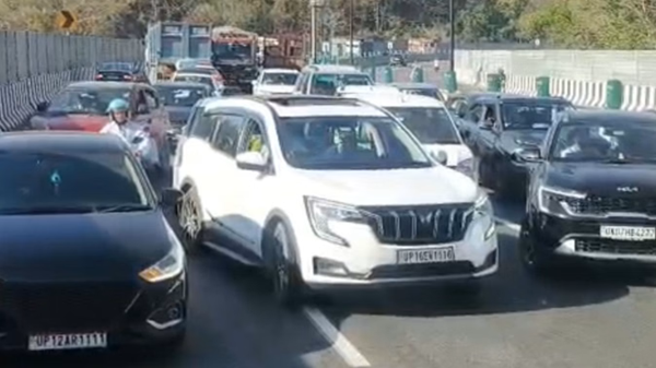 देहरादून-दिल्ली एक्सप्रेसवे पर हादसा,मां डाट काली मंदिर के पास पलटा ट्रक, लगा लंबा जाम