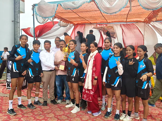 नारायण नगर महाविद्यालय की महिला वॉलीबॉल टीम लगातार तीसरी बार विश्वविद्यालय चैंपियन