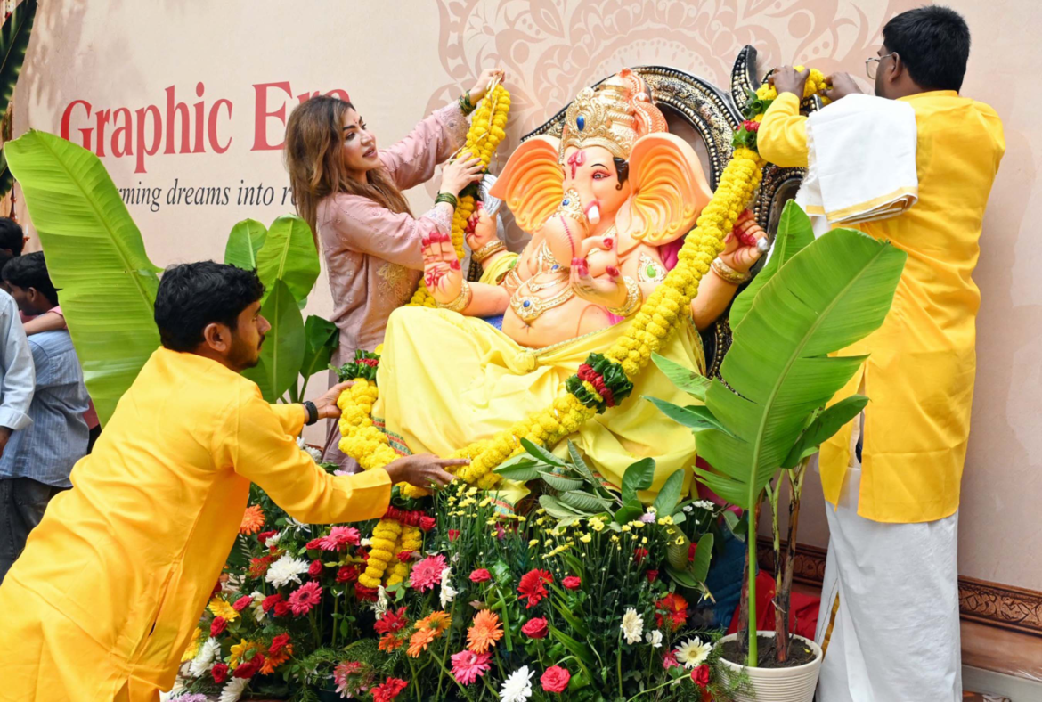 ग्राफिक एरा में गणेशोत्सव, ढोल-नगाड़ों और जयकारों के साथ छात्रों ने किया श्रीगणेश का स्वागत
