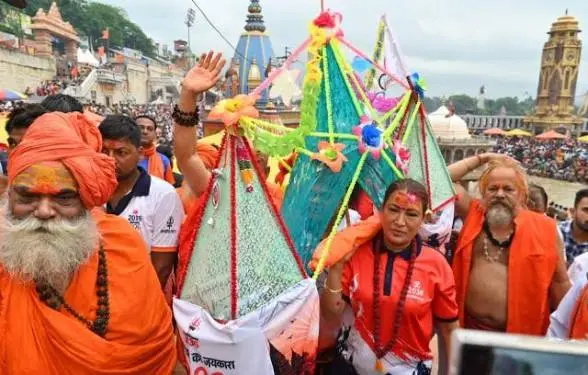 उत्तराखंड: 2036 ओलंपिक की सफलता के संकल्प के साथ रेखा आर्य ने हरकी पैड़ी से उठाई कांवड़
