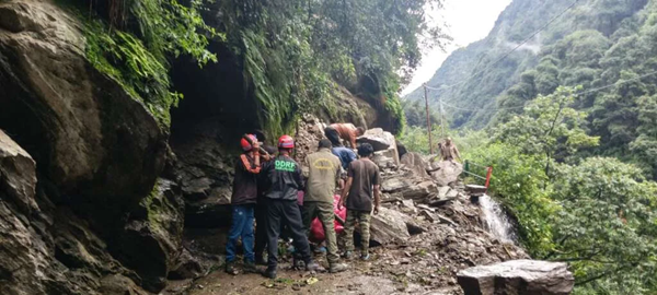 केदारनाथ पैदल मार्ग पर भारी मलबा गिरने से यात्रा बाधित, रास्ता खोलने का काम युद्धस्तर पर जारी