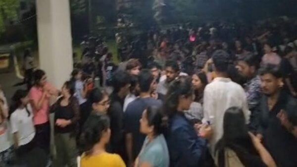 दून यूनिवर्सिटी में छात्राओं का हंगामा, मेस के खाने में कीड़े मिलने का आरोप