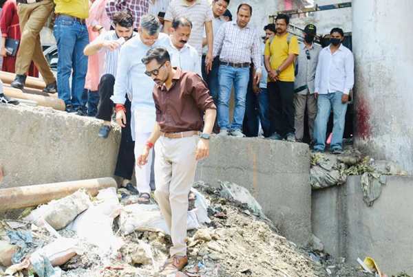 देहरादून: रिस्पना नदी पुनरुद्धार अभियान तेज, डीएम ने किया स्थलीय निरीक्षण, मानसून से पहले सफाई पर जोर