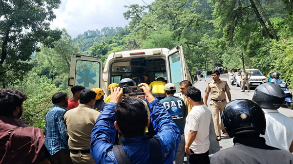 नैनीताल से लौट रहे लखनऊ के पर्यटकों की टवेरा 40 मीटर गहरी खाई में गिरी, चालक समेत दो गंभीर घायल